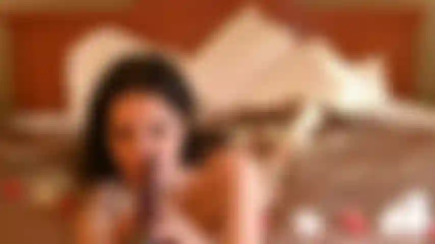 Elfa tatuada follada con consolador.