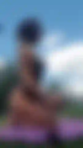 Aliciarey_cachonda_en_el_patio_.