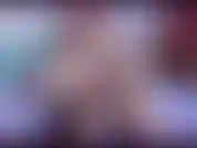 Lo quieres tanto chico travieso; mis tacones negros brillantes y piernas blancas te esclavizan en un poderoso encantamiento. Si me demuestras lo buena que eres para adorarme, tal vez esta vez alcances tu recompensa.