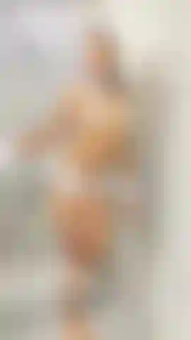 Sexy y ardiente baile en el baño.