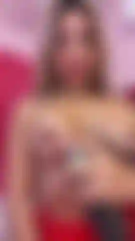 Una rubia bañada en aceite.
