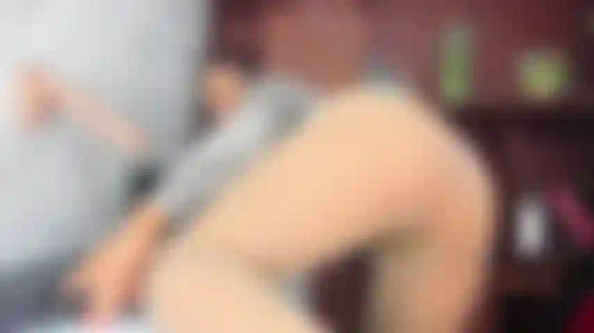 Mira mi gran culo mientras te chupo la polla.