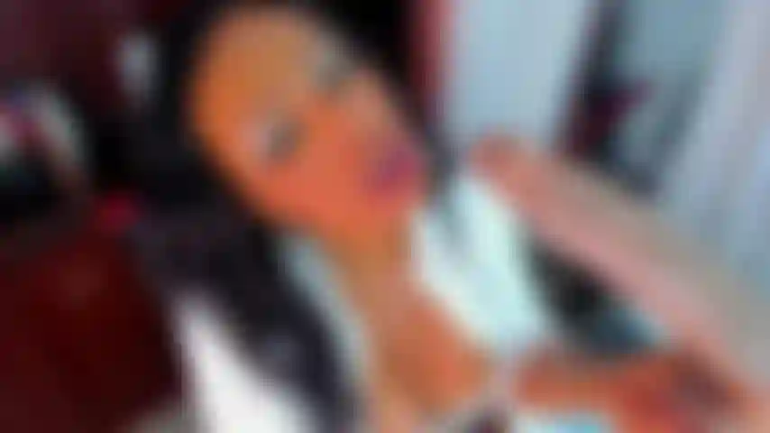 Mírame disfrutar chupando mi gran pene para ti.