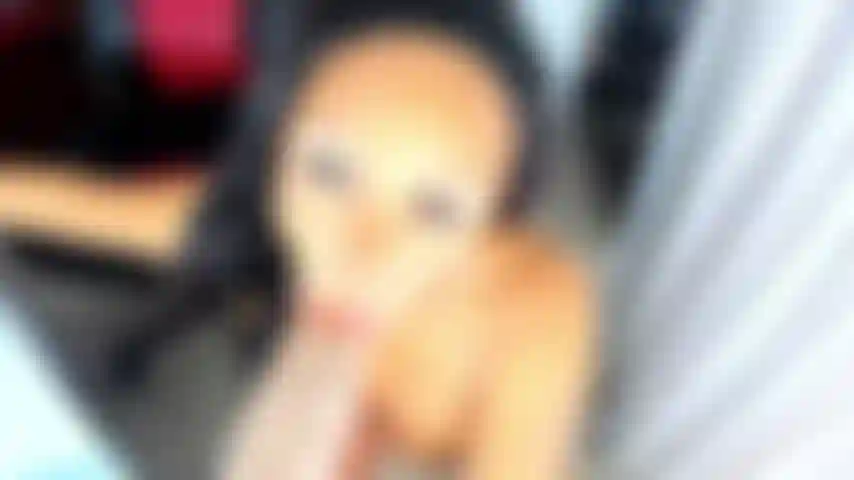 Latina caliente hace travesuras con su juguete gigante.