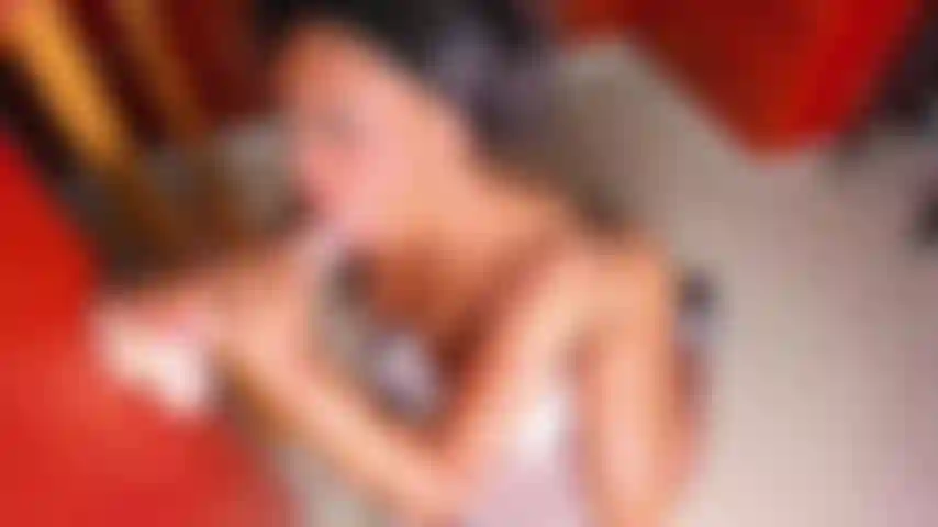 Morena cachonda chupa un consolador enorme en la cocina!!!