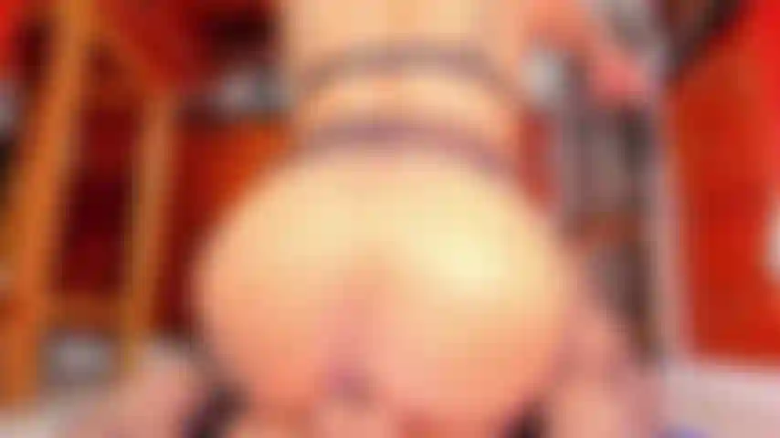 Disfruta de mi adorno en mi culo mientras me follas mi consolador.