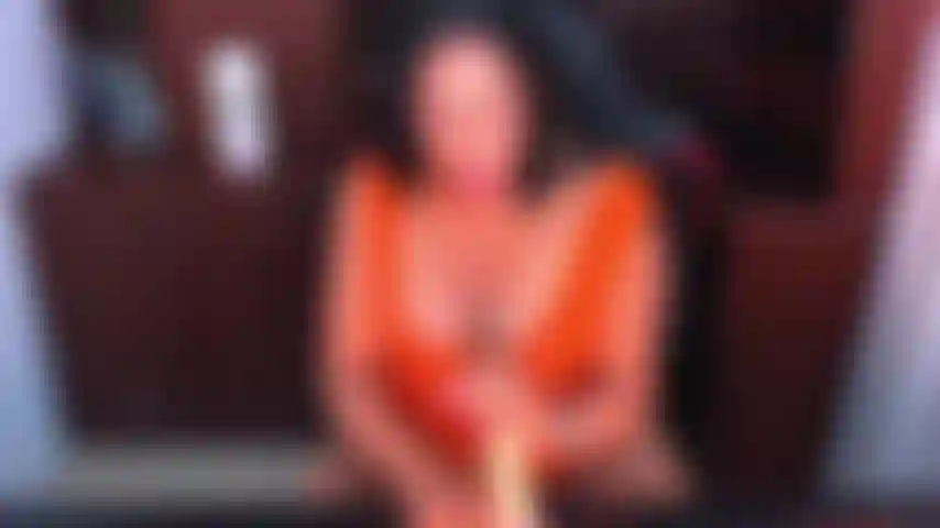 Masturbándome con consolador sensual.