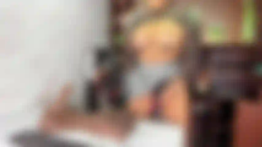 La secretaria instaló su domi en la oficina sin que la escucharan.