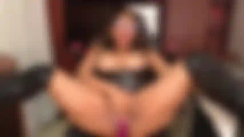 I MASTUBE MY MATURE AND JUICY PUSSY WITH MY FINGERS