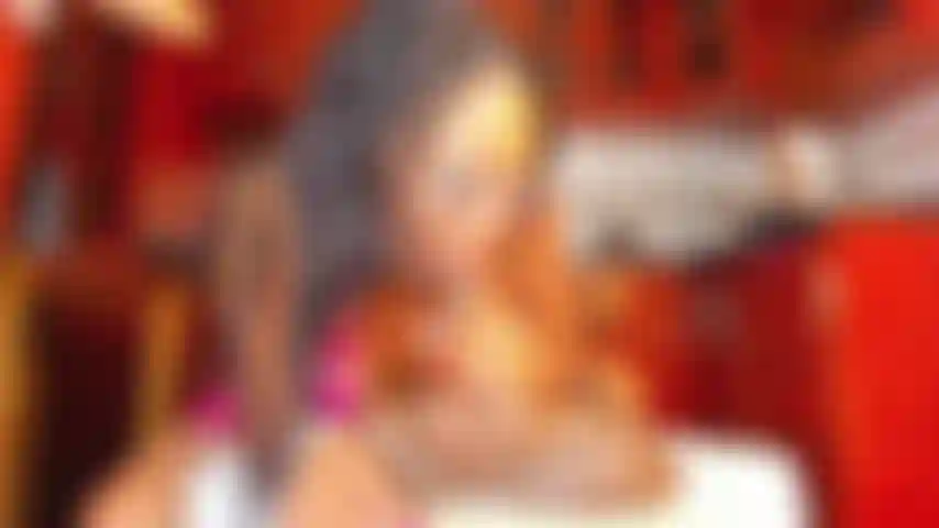 Garganta profunda mi torso en la cocina.