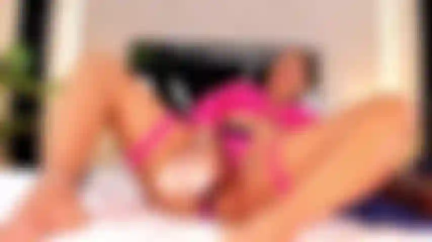 Morena caliente se folla con su gran consolador en mi habitación!!!