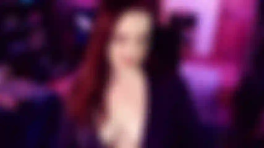 Mi madrastra te extrañó: un pequeño y divertido juego de rol de un archivo de programa de cámara en el que soy tu madrastra solitaria que recurre a seducirte tan pronto como apareces. No has tenido tiempo para mí así que estoy súper entusiasmada por mostrar mi escote, mis tetas y mi culo. Mmm!