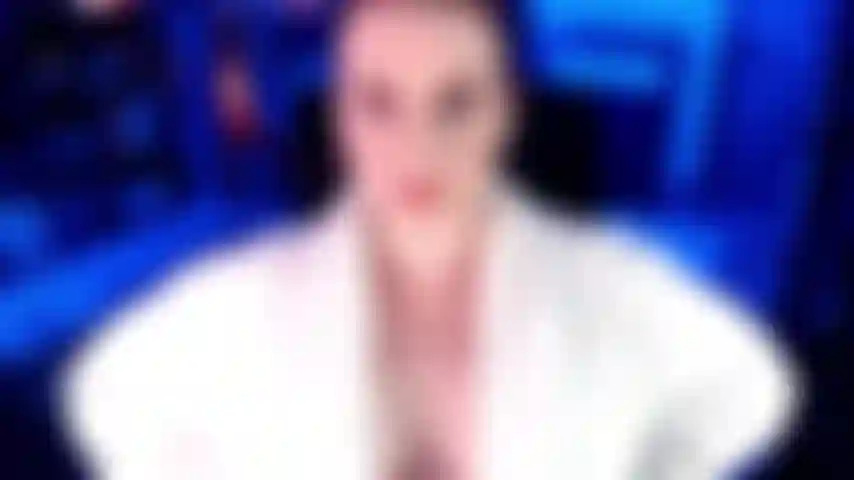 Adicta a las camgirls. Comenzó saliendo solo con camgirls dulces y agradables, pero luego se dio cuenta de que, como de todos modos solo les gustaba por el dinero que gastaba en él, era mejor salir con camgirls como findommes. A mí.