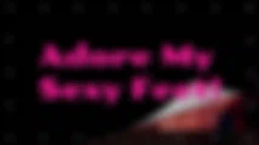 Adoro mis pies sexys: este clip es una buena combinación de adoración de pies y masturbación mutua. Solo yo y mis uñas plateadas brillantes mientras uso nada más que una camiseta que hace su magia en ustedes, lacayos. ¿Los besarías por mí?