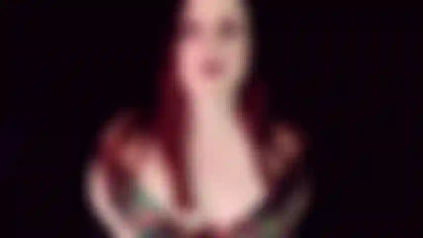 Chupa la polla de mis tetas. Puede que haya comenzado con mis grandes y hermosas tetas, pero ahí es donde está ahora, ¿verdad, cariño? Las tetas no son suficientes. Tu verdadera vocación es llamarte más fuerte. Quieres chuparme la polla.