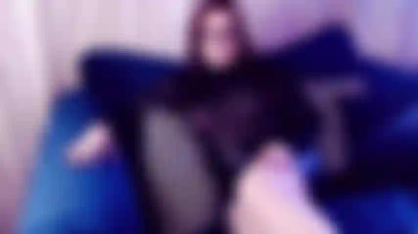 Quiero ver cómo tomas a dos chicos. Tengo una sorpresa para ti, cariño. He invitado a un par de mis amigos pervertidos para llenar tus agujeros calientes con polla esta noche. No quieres escuchar lo que les pedí que te hicieran con todo detalle?