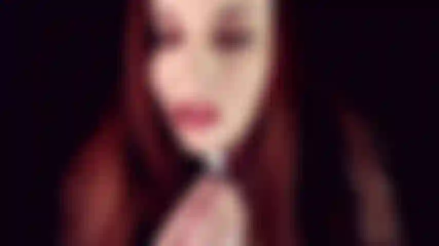 Adoración de cameltoe brillante: ¿qué tienen los labios brillantes que llaman la atención? Así que vengan y vengan amantes. Tengo algo brillante que mostrarte. Tan apretada, tan brillante! No podrás apartar la mirada. Ponte de rodillas y adórala.