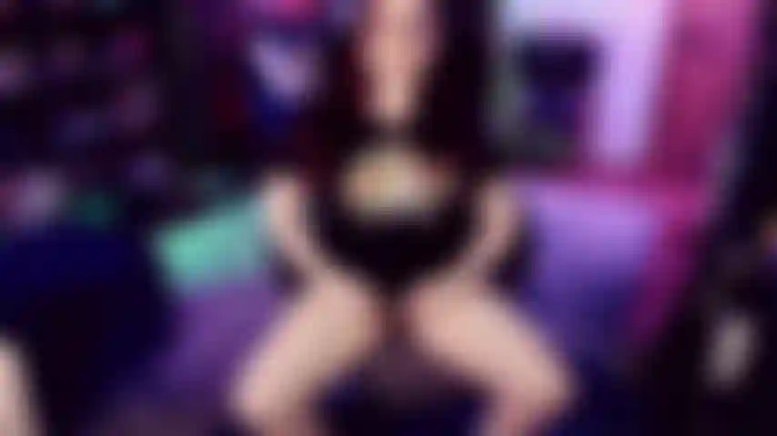 Adoro el vello púbico. Sí, a ella realmente le ha crecido todo, ¿no? Celebrémoslo. Un matorral peludo muy carnoso y bien desarrollado que se asoma por debajo de mi camiseta en esta sesión de culto.