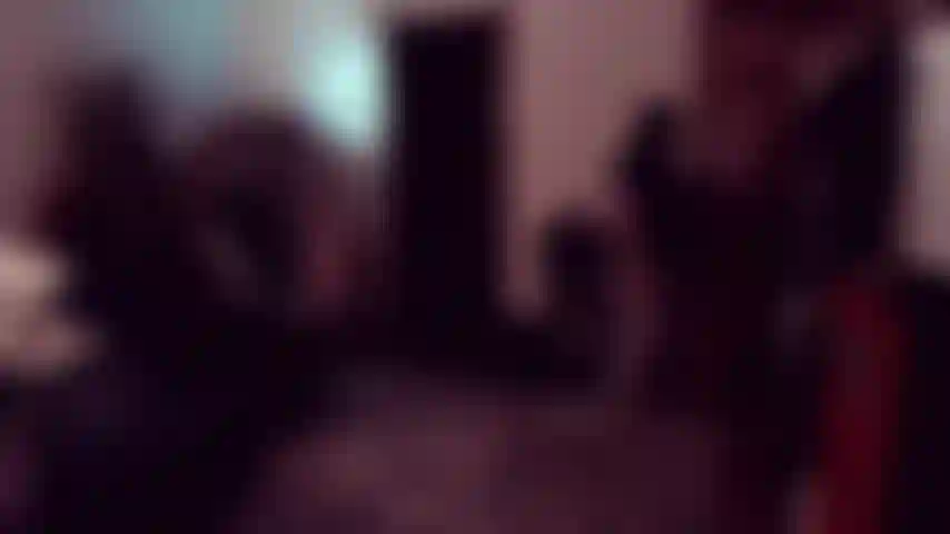 Huele mi ano - un pequeño juego de rol divertido pero sucio donde llego a casa tras un caluroso día haciendo recados y noto que estoy un poco madura en la zona anal. Te pido que huelas mi culo y te guiño el ano. Quitándome los pantalones de yoga y el tanga, ¿qué más tengo reservado para ti?