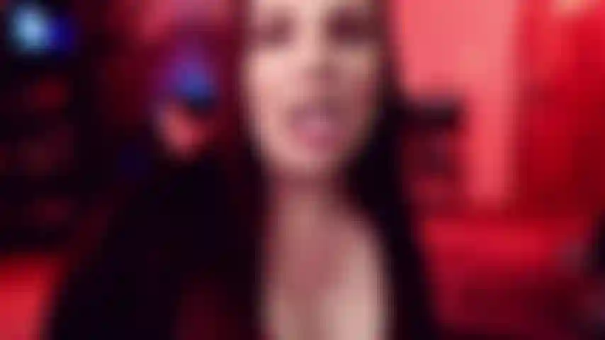 Dientes de puta: labios, dientes, lengua, todo mostrado hasta que llega el momento de mirar más profundamente mi boca para ver la parte posterior de mi garganta. Finalizamos este recorrido por la boca con un poco de consolador chupando y mordiendo para que puedas ver los dientes en acción.