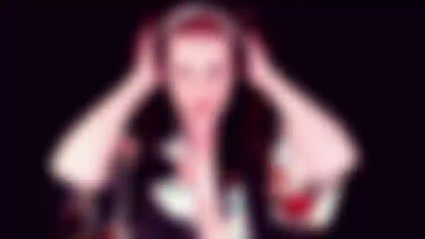 Con el pelo castaño rojizo cepillado sobre mis pezones rosados: mi primer vídeo de cepillado del pelo. Escúchame gemir mientras me cepillo el pelo. Los primeros planos son geniales en este vídeo en topless.