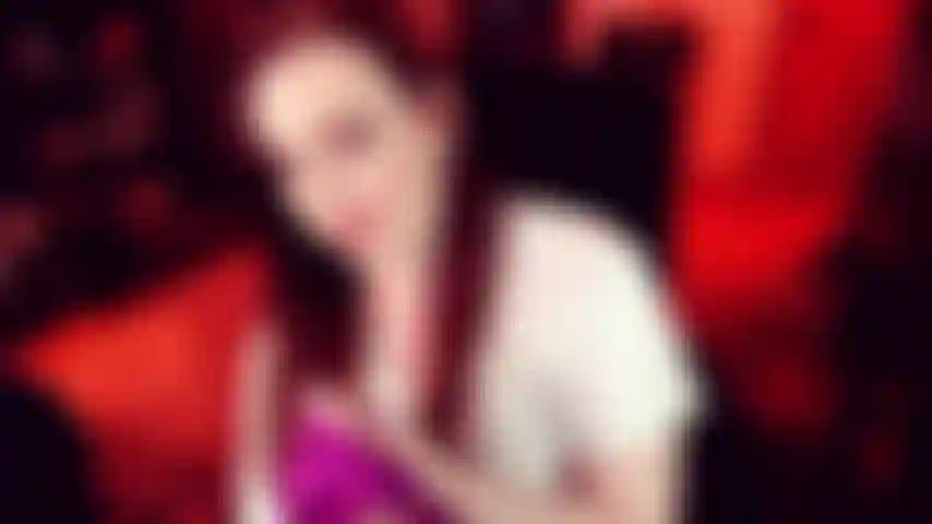 2 Para 1: jugando con bragas de satén - dos archivos de cámaras de mí modelando y jugando con bragas de bikini de satén con tiras en la espalda. Joi, masturbación y más!