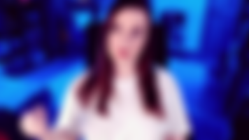 ¡Arriba, gay! Jugando con uno de mis hombres más experimentados, nos metemos de lleno en el asunto rápidamente. Me cambio la camiseta blanca por un sexy sujetador rojo. El movimiento de mi escote refuerza que soy su puerta de entrada a la homosexualidad.