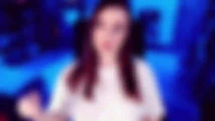 ¡Arriba, gay! Jugando con uno de mis hombres más experimentados, nos metemos de lleno en el asunto rápidamente. Me cambio la camiseta blanca por un sexy sujetador rojo. El movimiento de mi escote refuerza que soy su puerta de entrada a la homosexualidad.