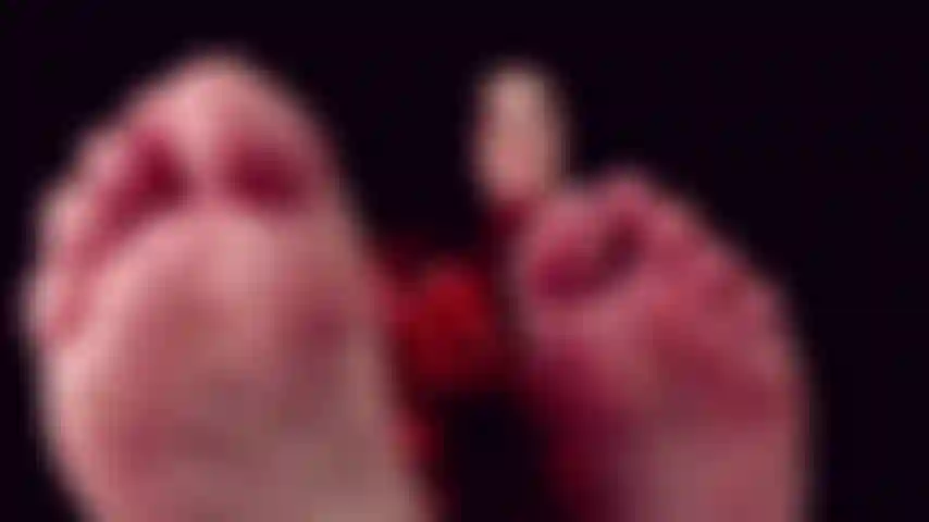 Acariciadora de suelas: aquí estamos con una larga y agradable mirada a mis suntuosas plantas. Las uñas de los pies están libres de esmalte, por lo que no hay color que te distraiga. Mira cómo muevo, abro, aprieto y flexiono los dedos de los pies. No hay humillación en este clip.