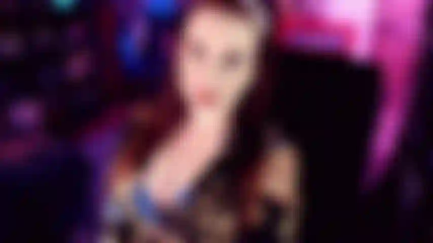 Cueva para el escote; estás lista para ceder ante mi escote, ¿no es así? Difícilmente puedes quitar los ojos de mi dds. Tan atractiva, la forma en que se balancean debajo de la blusa de mi vestido. Casi ni me miro a los ojos.