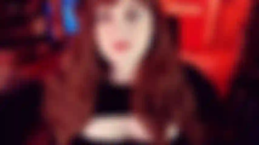 Vibraciones de puta baratas: una chaqueta de piel suave y sexy que emite vibraciones de puta baratas es justo lo que necesitamos para una fantasía de mamada con las tetas fuera. Mírame directamente a los ojos mientras chupo esa polla. Todo mi bonito lápiz labial no se desperdiciará.