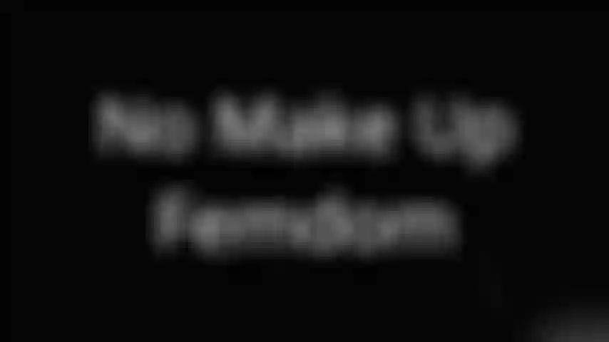 Dominadora femenina sin maquillaje. No necesito maquillarme para ser dueña de tu trasero. Para nada. De hecho, estoy feliz de hacerlo cuando tengo un rostro natural. Vestida con una bata de baño blanca y sin nada debajo. No es que vayas a ver nada de eso...
