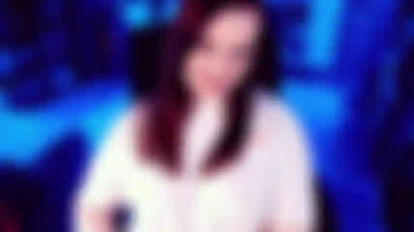 Acariciándote los pies perfectos de una milf. Mírame quitarme las pantuflas y los calcetines apestosos para excitarte aún más con mis pies perfectos de una milf. Meneando, flexionando y abriendo los dedos de mis pies para ti mientras te ofrezco sensual placer con los pies.