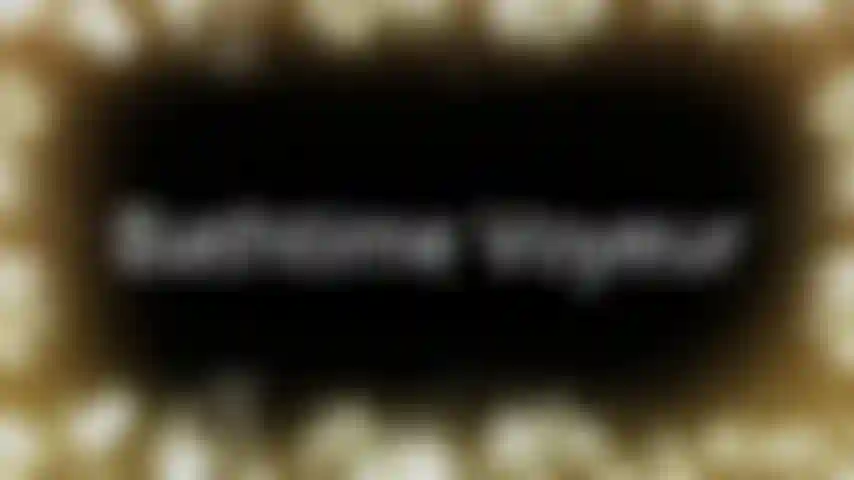 Voyeur a la hora del baño; no todo el mundo puede asistir a mis espectáculos dorados de 30 minutos "espiar mi baño", así que aquí tienes un archivo. Interacción mínima con los espectadores, me permito un buen baño mientras a veces navego por mi teléfono o me afeito las piernas.