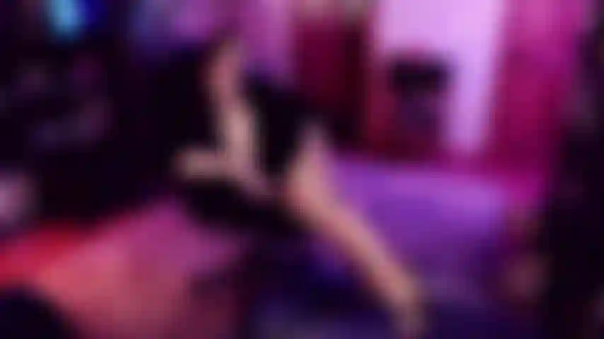 Idiota para una milf gorda en pantimedias; no todos los días me pongo un par de alta calidad para provocarme, pero hoy es tu día de suerte. Cruzo y descruzo coquetamente las piernas mostrando mis muslos gruesos y mis tacones altos.