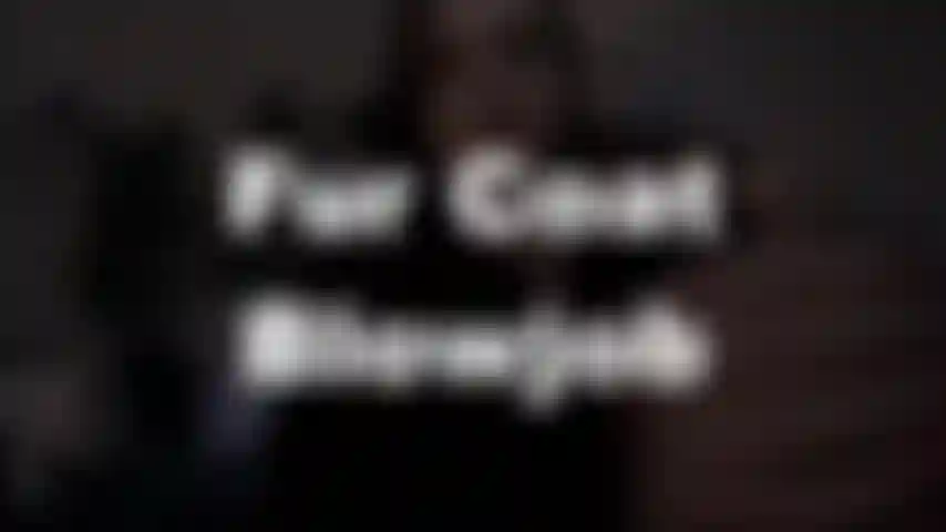 Mamada con abrigo de piel: ¿quieres acariciarme mientras acaricio y chupo tu polla dura? Nada debajo de la piel excepto un collar de perlas. Rosa pezones erguidos erectos. ¿Te pone la verga más dura?