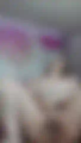 Me excito mucho y me tomo un momento para jugar mientras veo xxx.