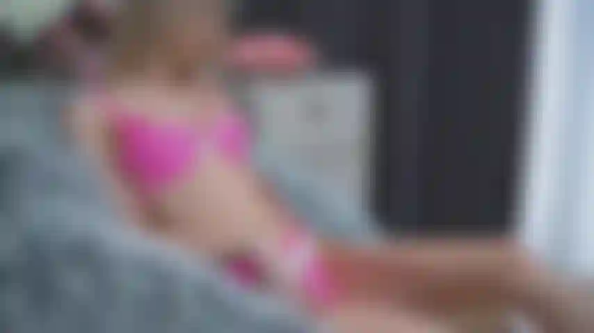 Burlándote lentamente.