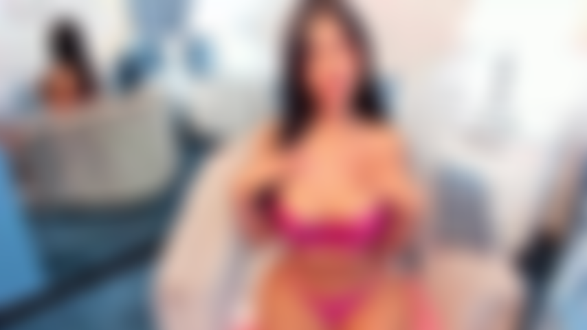 Me pongo cachonda en el sofá y me corro fuerte con mi juguete.