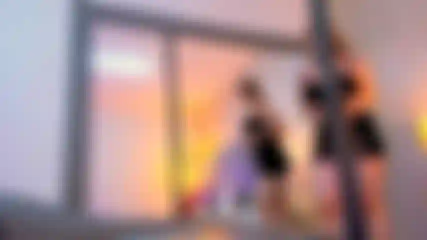 Montándote en el sofá.