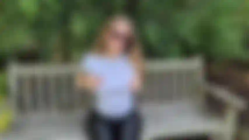 Jugando con mis tetas en público.
