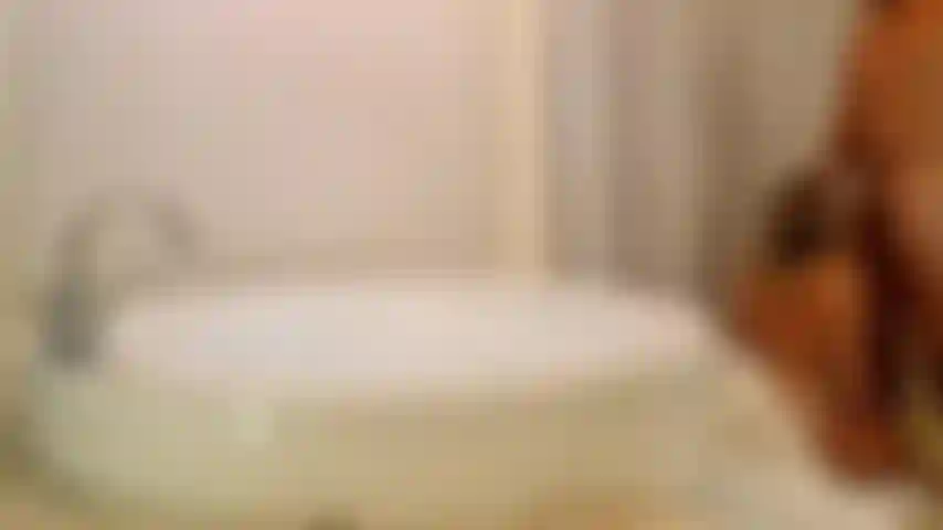 Sexo junto al jacuzzi y creampie, marcas de bronceado.