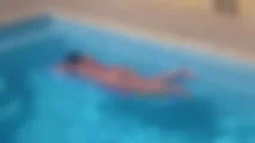 Flotando desnuda en un flotador de piscina, ¡para que tengas las mejores vistas de mi cuerpo desnudo al aire libre! Obsesiónate conmigo como te encanta hacer.
