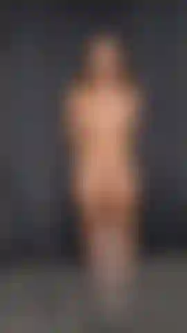 Posando como modelo desnuda para una clase de dibujo del natural.