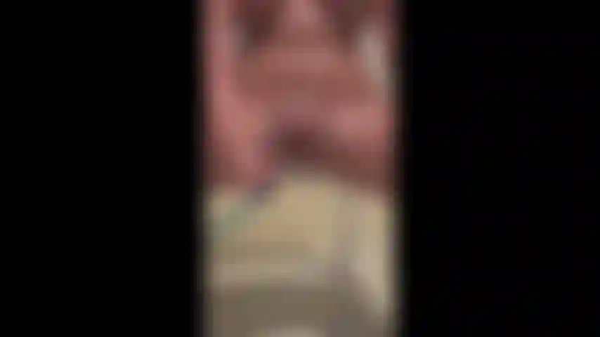 Masturbándome con una manguera - ¡la presión intensa se siente taaaan bien que me corro múltiples veces! -- Introduciéndola dentro de mí, y expulsando el agua de vuelta hacia afuera --.