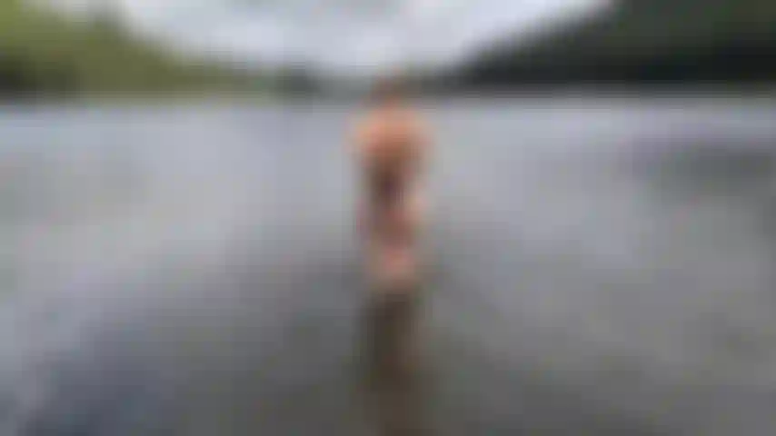 Mi hermanastro me pilló mirándome morbosamente en el lago - termina en mamada.