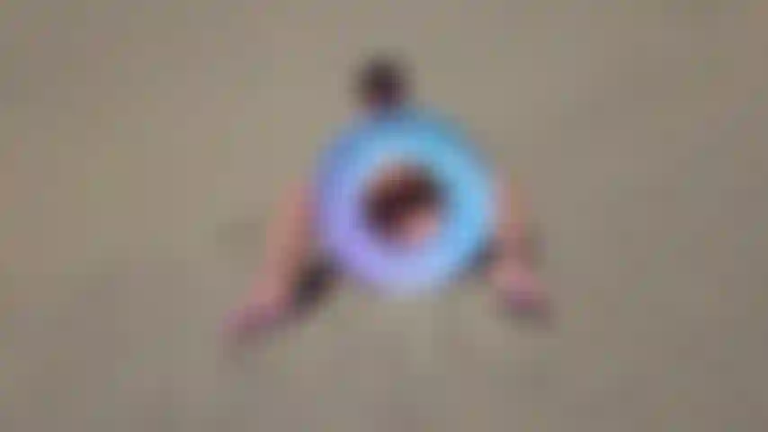 Restregando mi coño sobre un flotador en la playa, me pongo increíblemente cachonda así que decido ¡por qué no jugar un poco! Mi coño, asomándose a través del aro inflable mientras juego, antes de pasar a frotar y restregar mi cuerpo contra mi inflable.