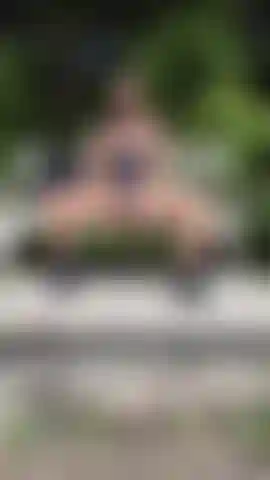 Corriendo en un jardín público.