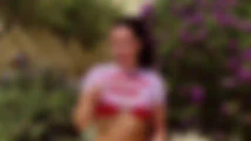 Aplastando cerezas y fresas... Striptease, culo rebotando, ¡pies en primer plano!