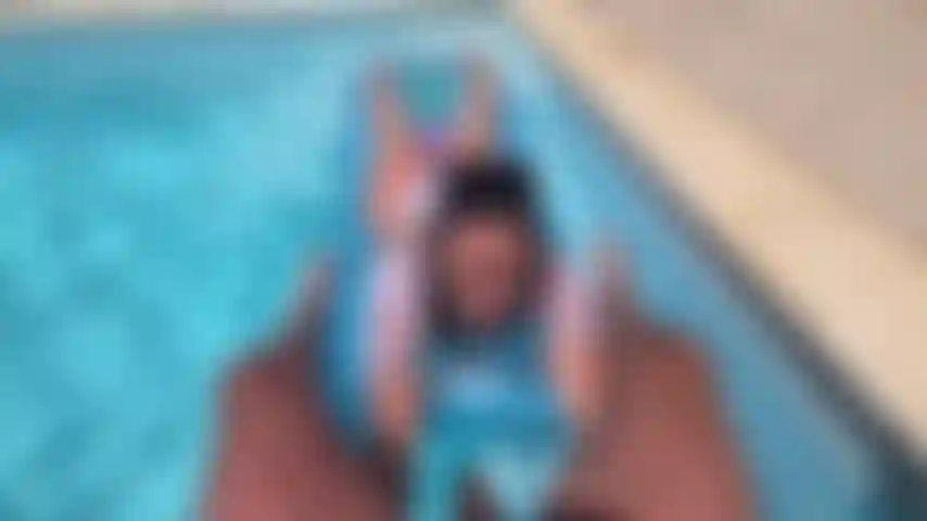 Pov: estás sentado al borde de la piscina, poniéndote más cachondo por momentos.. Te estoy provocando en un flotador de piscina, y estás desesperado por meterte tu polla en mi boca, así que eso es exactamente lo que hacemos. Yo, tumbada en el flotador, chupándote la polla, poniéndote duro.